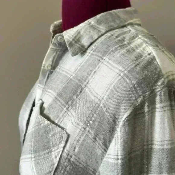 Slightly used plaid shirt - Picture 3 of 6